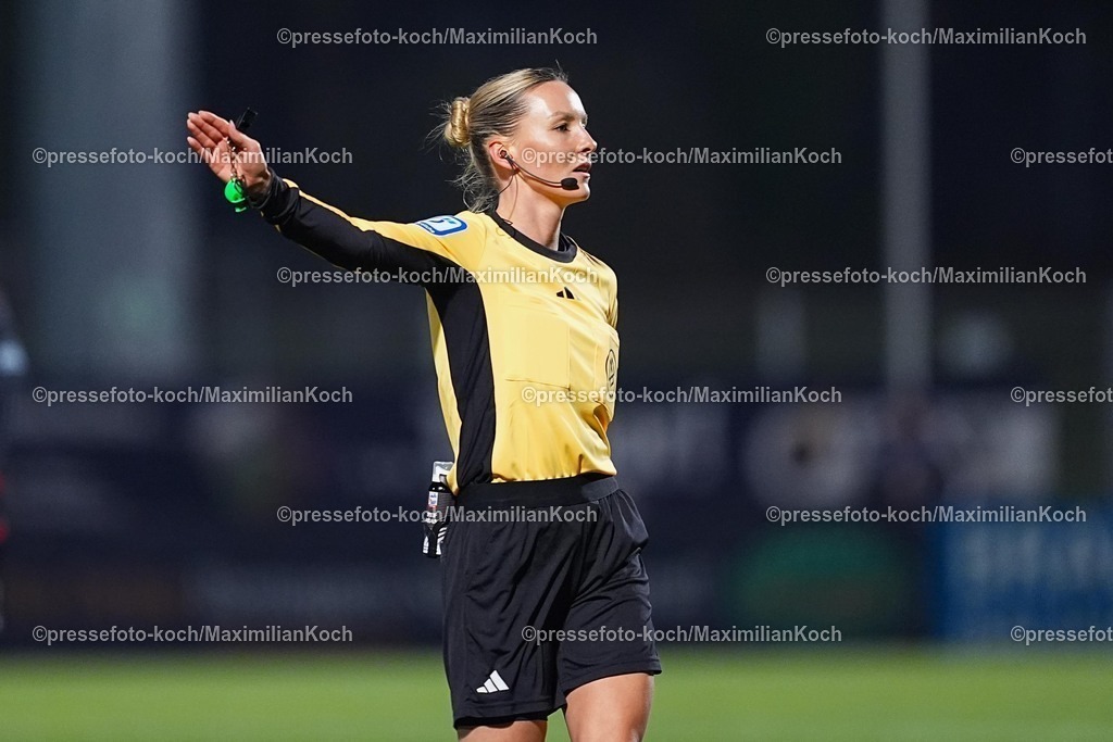 xYDRx23012601075 | 23.01.2026, xydrx, Fußball, 3.Liga, FC Viktoria Köln - 1.FC Saarbrücken, Saison 2025 2026, Sportpark Höhenberg: Fabienne Michel (Schiedsrichterin)     DFB regulations prohibit any use of photographs as image sequences and or quasi-video. Photo: xYannisxDreimannxPressefotoKochx