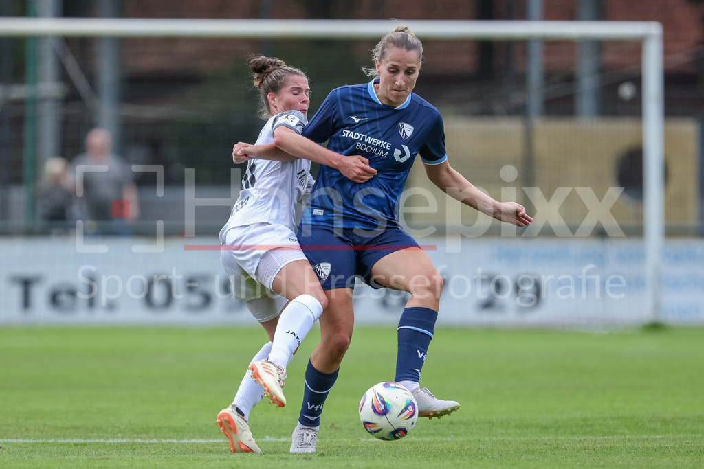 Fussball, Testspiel Frauen, SV Meppen - VfL Bochum | v.li.: Chantal Schouwstra (SV Meppen, 20) und Dörthe Hoppius (VfL Bochum, 9) im Zweikampf, Duell, Dynamik, Aktion, Action, Spielszene