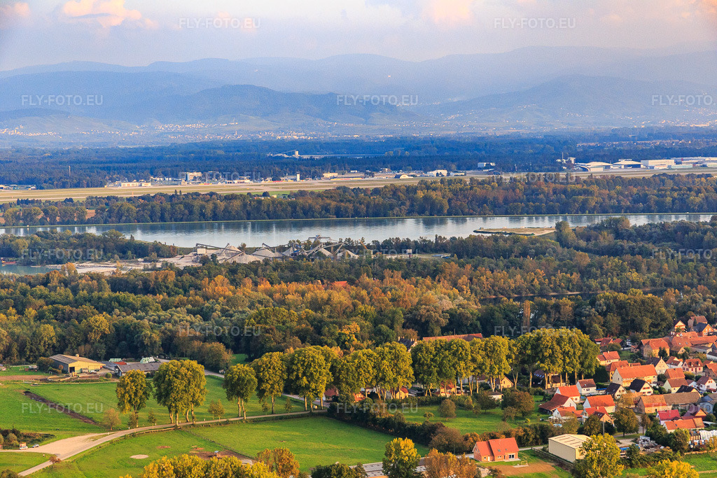 Vue aérienne: Vue de la ville depuis le nord-ouest à Fort-Louis dans le département Bas Rhin, France – .Photo: IMG_074353.jpg prise le 04/10/2014 par Werner Riehm/FLY-FOTO.eu – Résolution de l'original: 5472 x 3648 px
