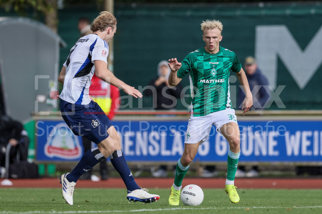 Fussball, Regionalliga Nord, SV Werder Bremen II - Hamburger SV II | v.li: Lukas Bornschein (Hamburger SV II, 4) und Leon Opitz (SV Werder Bremen II, 35) im Zweikampf, Duell, Dynamik, Aktion, Action, Spielszene