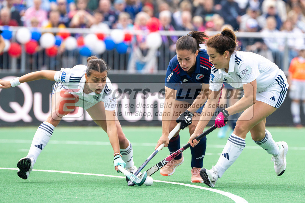 Final4_20240519-1143-0040 | Bonn, Deutschland, 19.05.2024: Lucina von der Heyde (Mannheimer HC), Selin Oruz (Duesseldorfer HC) in Aktion waehrend des Spiels der Deutsche Feldhockey-Meisterschaften 2024 zwischen Final 4 Damen Finale Düsseldorfer HC - Mannheimer HC im Bonner THV am 19.05.2024 in Bonn, Deutschland. (Foto von Stephan Fehrmann)

Bonn, Germany, 19.05.2024: Lucina von der Heyde (Mannheimer HC), Selin Oruz (Duesseldorfer HC) in action during the game of Deutsche Feldhockey-Meisterschaften 2024 between Final 4 Damen Finale Düsseldorfer HC - Mannheimer HC in Bonner THV at 19.05.2024 in Bonn, Deutschland. (Foto from Stephan Fehrmann)