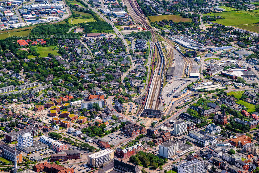 Sylt_Westerland_Bahnhof_ELS_4757130625 | SYLT 13.06.2025 Gleisverlauf und Gebäude des Hauptbahnhofes im Ortsteil Westerland auf der Insel Sylt im Bundesland Schleswig-Holstein, Deutschland. Weiterführende Informationen bei: DB Fernverkehr AG,  DB Regio AG. // Track progress and building of the main station of the railway in the district Westerland on Island Sylt in the state Schleswig-Holstein, Germany. Further information at: DB Fernverkehr AG,  DB Regio AG. Foto: Martin Elsen