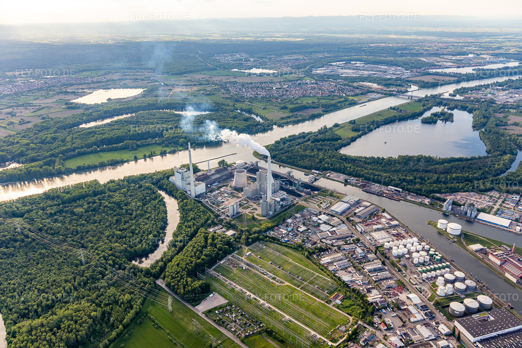 Luftbild: EnBW Steinkohlekraftwerk am Rhein im Ortsteil Daxlanden in Karlsruhe im Bundesland Baden-Württemberg in Deutschland. Foto: IMG_126895.jpg vom 28.05.2021 durch Werner Riehm/FLY-FOTO.de