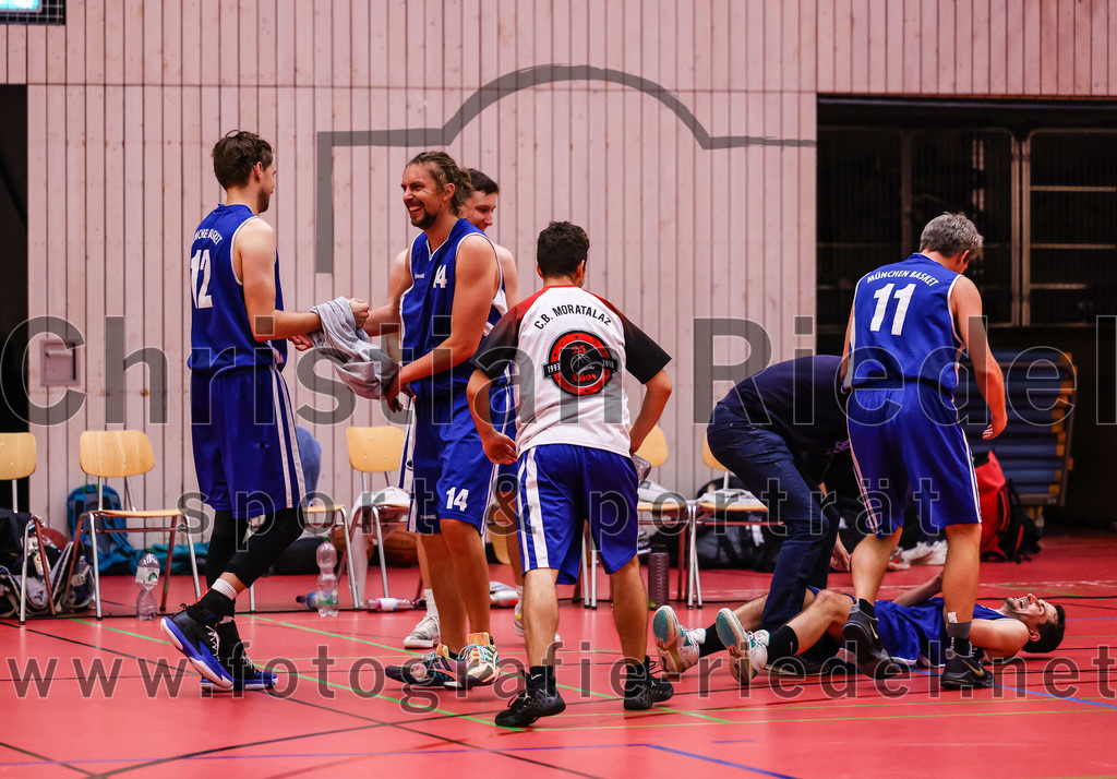 2022-05-29_110_SpVgg_Altenerding_gegen_Muenchen_Basket_2 | Erding, Deutschland, 29.05.2022:
Basketball, Bezirksliga 2021 / 2022, Herren Turnier der 2. der Aufstiegsrunden, SpVgg Altenerding gegen München Basket 2, Endergebnis: 

Tim Häusler (München Basket, #12), Adrian Grieble (München Basket, #14), Philipp Waldherr (München Basket, #11)

Foto: Christian Riedel / fotografie-riedel.net