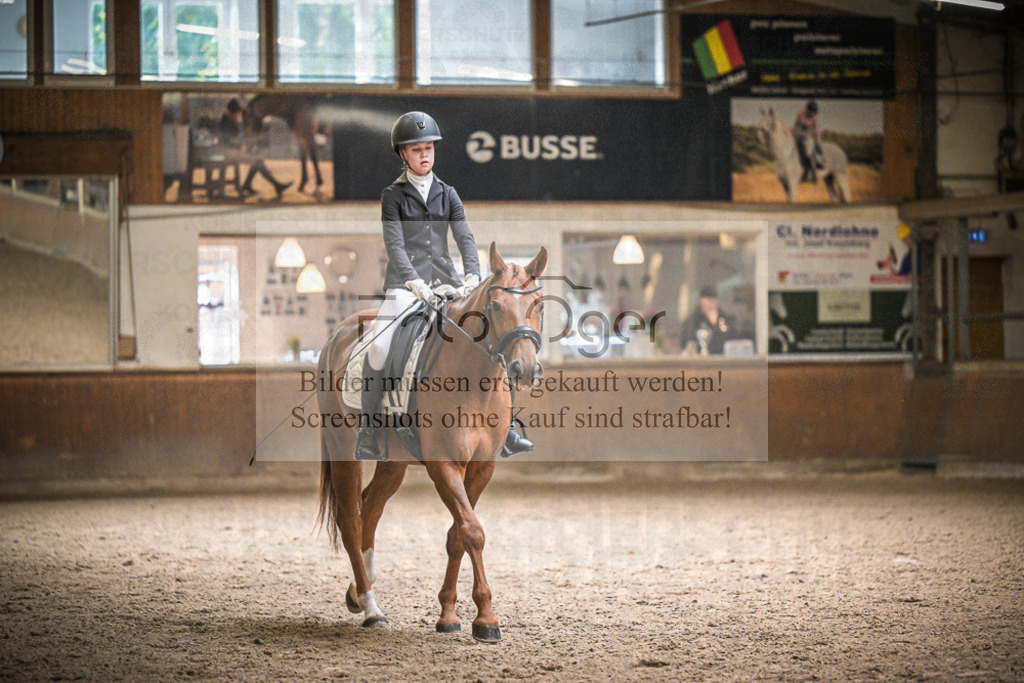 DOS_0431 | Entdecke hochwertige Reitturnierfotos von Foto Oger. Professionell, emotional und authentisch – jetzt Lieblingsmomente im Shop bestellen.Deutschlandweite Turnierfotografie. - Realisiert mit Pictrs.com