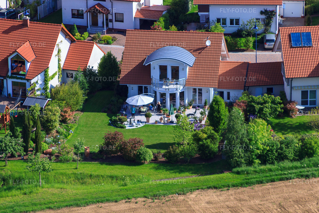 Luftbild: Im Erbsenfeld im Ortsteil Mörzheim in Landau im Bundesland Rheinland-Pfalz in Deutschland. Foto: IMG_27190.jpg vom 23.05.2010 durch Werner Riehm/FLY-FOTO.de
