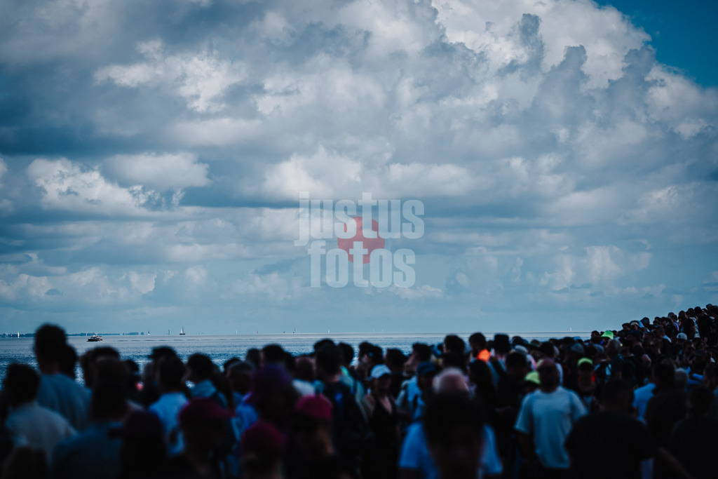 Beachvolleyball | Männer | Deutsche Meisterschaften 2025 Timmendorfer Strand | 06.09.2025 | Die volle Seebrücke hinter dem Nebencourt Sidecourt Zwei