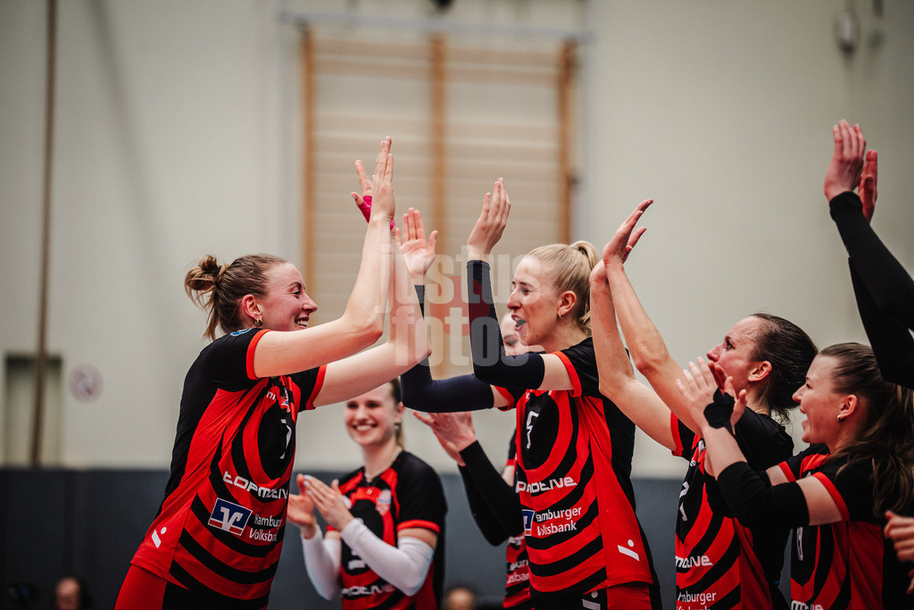 Volleyball | Frauen | Saison 2025/2026 | Volleyball Bundesliga | ETV Hamburger Volksbank Volleys vs. VC Wiesbaden | 14.03.2026 | Leonie Körtzinger (#7, ETV Hamburger Volksbank Volleys) links wird MVP