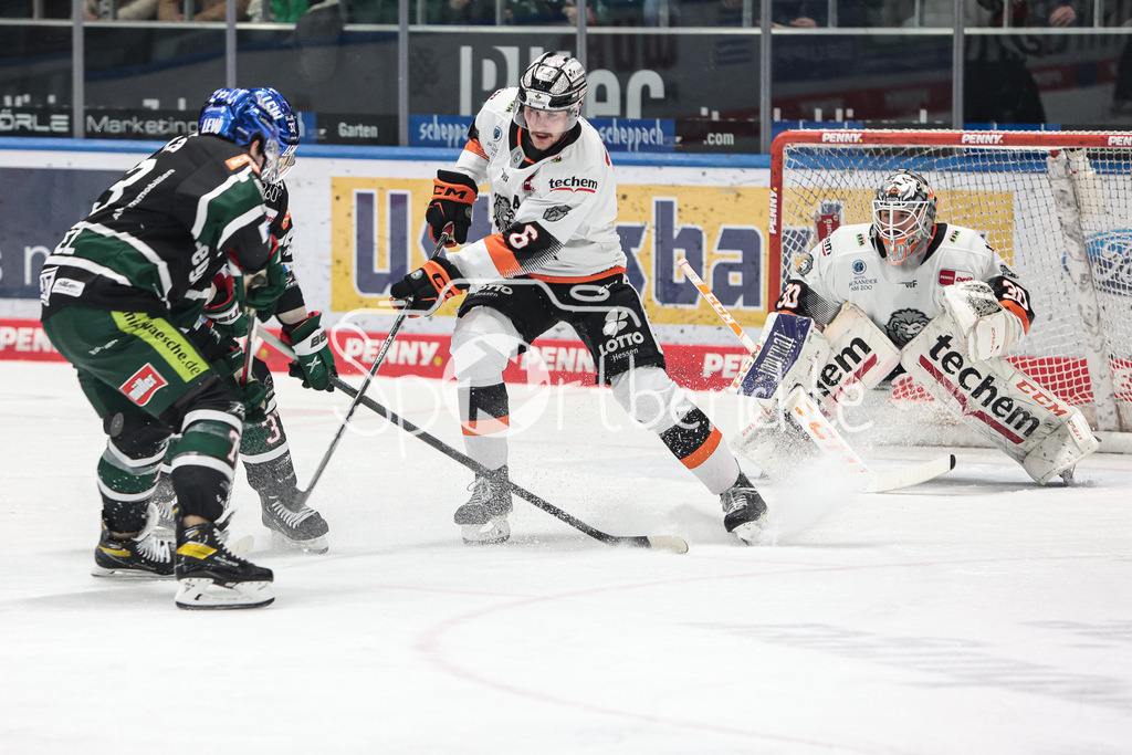 Augsburger Panther - Loewen Frankfurt | Kevin MAGINOT (FRA #6) klaert in letzter Sekunde vor Matthew PUEMPEL (AEV #73)
