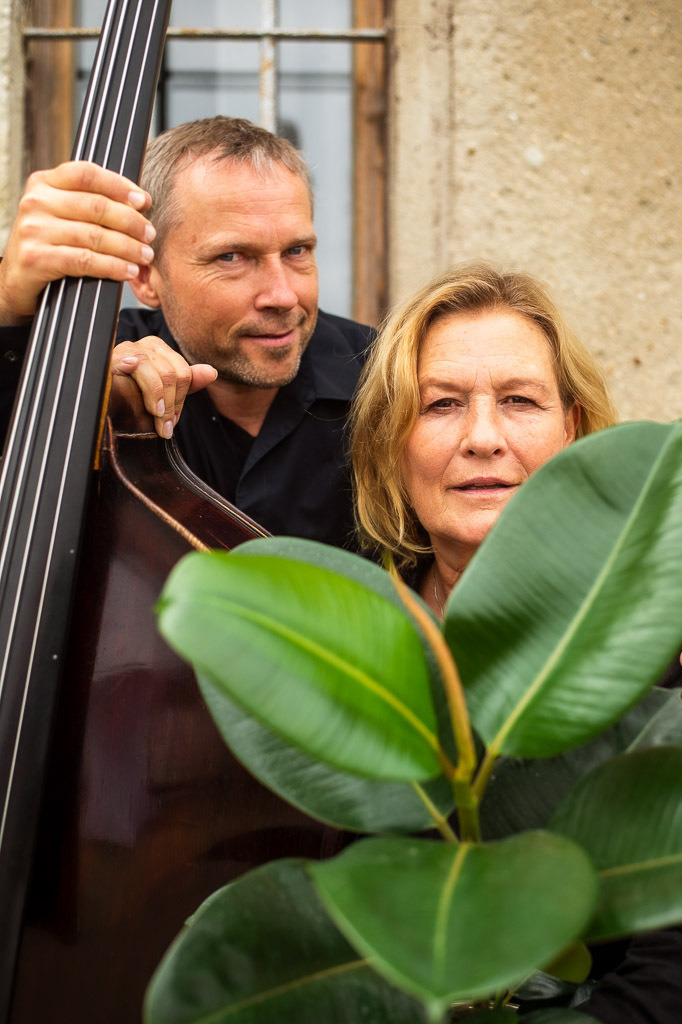 Flower Tales | Suzanne von Borsody und Kurt Holzkämper mit Lesung Flower Tales im Forte Belvedere Leisnig zum Festival Hallo Leisnig 2022. - Realisiert mit Pictrs.com