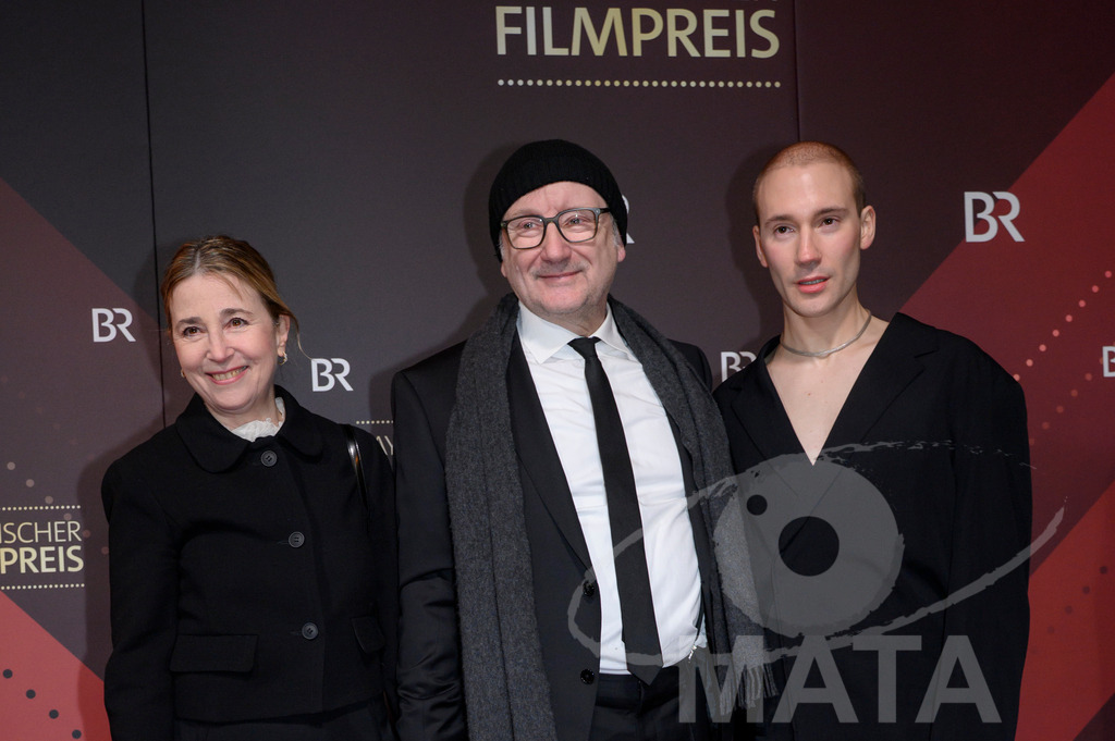 _DWI5467 | Christina Scholz, Rainer Bock und Moritz Bock bei der Verleihung des 47. Bayerischen Filmpreises 2026  im Prinzregententheater. München, Deutschland. Der Bayerische Filmpreis wird seit 1979 von der Bayerischen Staatsregierung verliehen, um die Bedeutung des Kinofilms als Kulturgut herauszustellen - Realisiert mit Pictrs.com