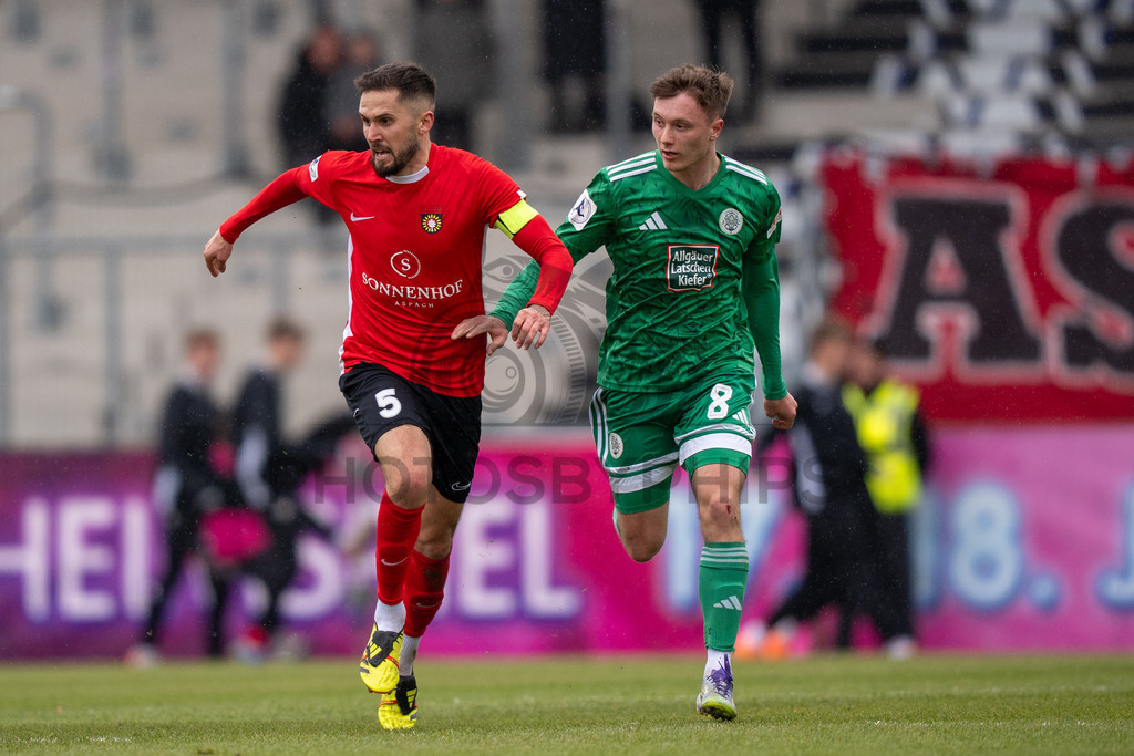 SG Sonnenhof Grossaspach vs. FC 08 Homburg, Fussball, Regionalliga Suedwest, 26. Spieltag, 28.03.2026 | Zweikampf zwischen Volkan Celiktas (SG Sonnenhof Grossaspach, #05) und Simon Joachims (FC 08 Homburg, #08),SG Sonnenhof Grossaspach vs. FC 08 Homburg, Fussball, Regionalliga Suedwest, 26. Spieltag, 28.03.2026