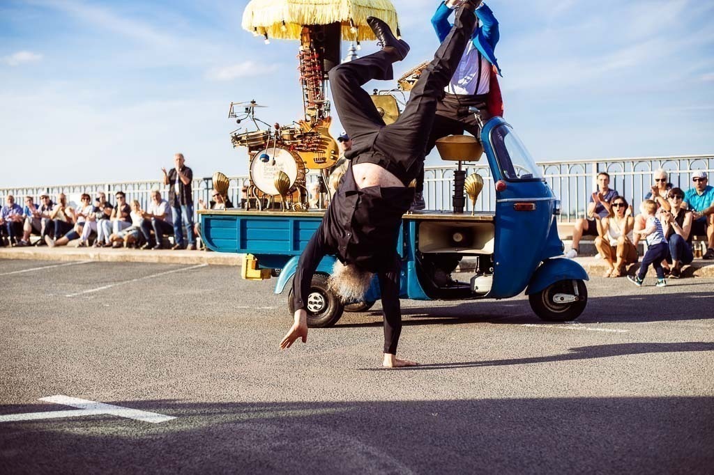 Universal Druckluft Orchester | Das Universal Druckluft Orchester mit Peter Till am Forte Belvedere Leisnig zum Festival Hallo Leisnig 2022. - Realisiert mit Pictrs.com