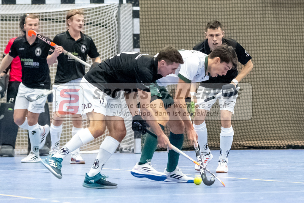 SFE_20231217_0087 | Neuss, Deutschland, 17.12.2023: Vitali Shevchuk (SW Neuss) in Aktion waehrend des Spiels der Halle 1. Bundesliga Herren zwischen SW Neuss vs Uhlenhorst Mülheim im Stadionhalle (SW Neuss) am 17.12.2023 in Neuss, Deutschland. (Foto von Stephan Fehrmann)

Neuss, Germany, 17.12.2023: Vitali Shevchuk (SW Neuss) in action during the game of Halle 1. Bundesliga Herren between SW Neuss vs Uhlenhorst Mülheim in Stadionhalle (SW Neuss) at 17.12.2023 in Neuss, Deutschland. (Foto von Stephan Fehrmann)