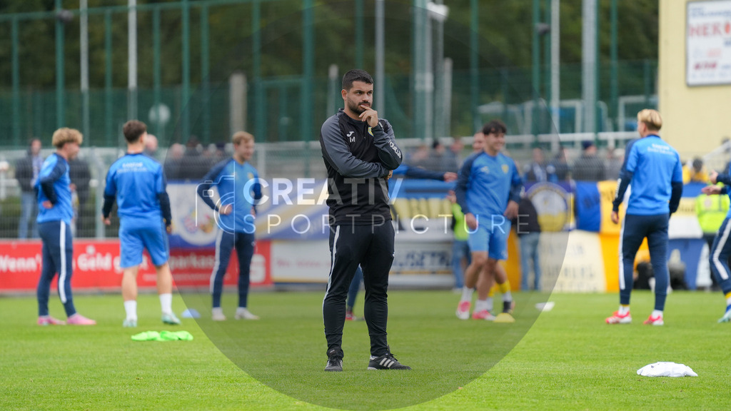 Fußball, Herren, Saison 2025/2026, Regionalliga Nordost, 11. Spieltag, FSV 63 Luckenwalde vs. FC Carl-Zeiss Jena, Samstag 05.10.2025, Werner-Seelenbinder-Stadion Luckenwalde, | Fußball, Herren, Saison 2025/2026, Regionalliga Nordost, 11. Spieltag, FSV 63 Luckenwalde vs. FC Carl-Zeiss Jena, Samstag 05.10.2025, Werner-Seelenbinder-Stadion Luckenwalde, Im Bild: Lukas Müller (Co-Trainer Luckenwalde) - Realisiert mit Pictrs.com