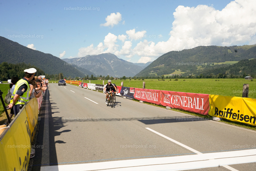 838_20230817_Bewerb_Maenner_Muehlanger | AUT - OESTERREICH, 2023-08-16: SPORT RENNRAD-FAHREN - 55. INTERNATIONALER RADWELTPOKAL IN ST. JOHANN IN TIROL  - Vintage-Radrennen mit WM-Bronze-Medaillen-Siegerin Christina Schweinberger, den Teilnehmer und Alexander Baumann (vom Orginastions-Team) - TAG 2 BEWERB MAENNER IN SECHS GRUPPEN  ; Foto: Roland Muehlanger