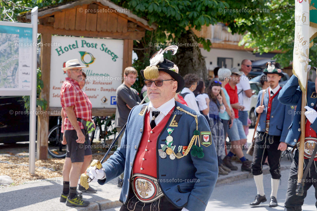 e31-news-2023-Juli23-Regimentsschuetzenfest3-Steeg-UMZUG_DORF-DSC07486 | Info aus dem Bezirk Reutte/Ausserfern Tirol sowie eine umfangreiche Bilddatenbank über die gesamte Region: Lechtal, Talkessel Reutte, Tannheimertal, Zwischentoren. Lech, Plansee, Zugspitze, Grenztunnel, B179, Fernpassstraße, Verkehr, Lawinen, Tradition, - Realisiert mit Pictrs.com