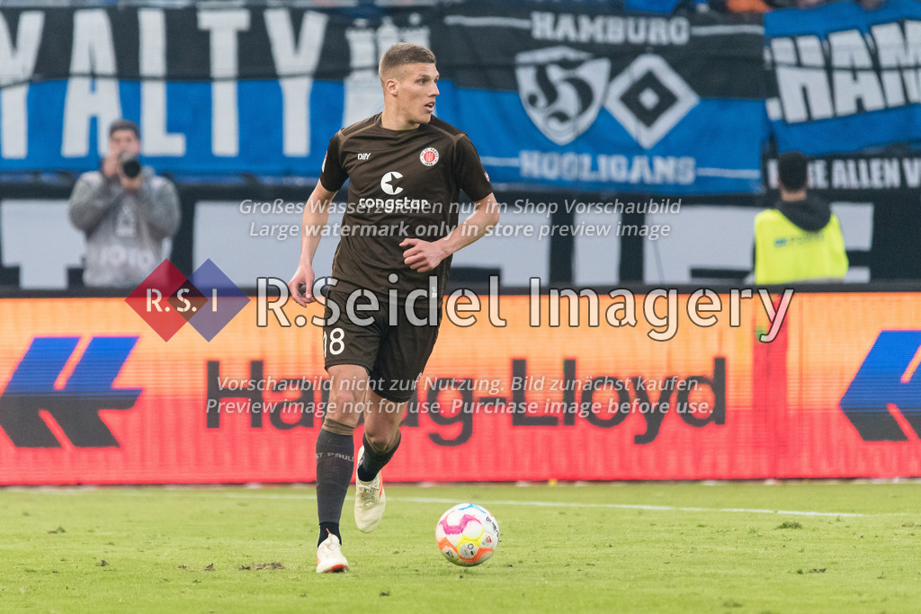 Fußball, Saison 2022/23, 2. Bundesliga, Hamburger SV - FC St. Pauli, Volksparkstadion (Hamburg), 21.04.2023, 29. Spieltag | Jakov Medic (#18, FCSP)