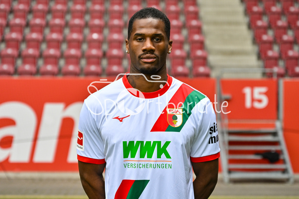FC Augsburg 2025/26 | Samuel ESSENDE / Einzelfoto / Freisteller / Media Day FC Augsburg: WWK-Arena am 06.08.2025