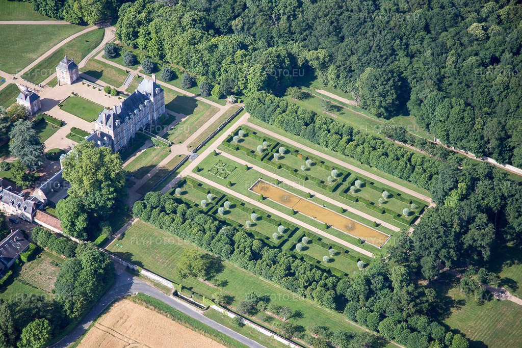 Vue aérienne: Parc du château de La Basse Cour à Huisseau-en-Beauce dans le département Loir et Cher, France. Photo: IMG_081186.jpg prise le 19/06/2015 par Werner Riehm/FLY-FOTO.euRésolution de l'original: 5472 x 3648 px