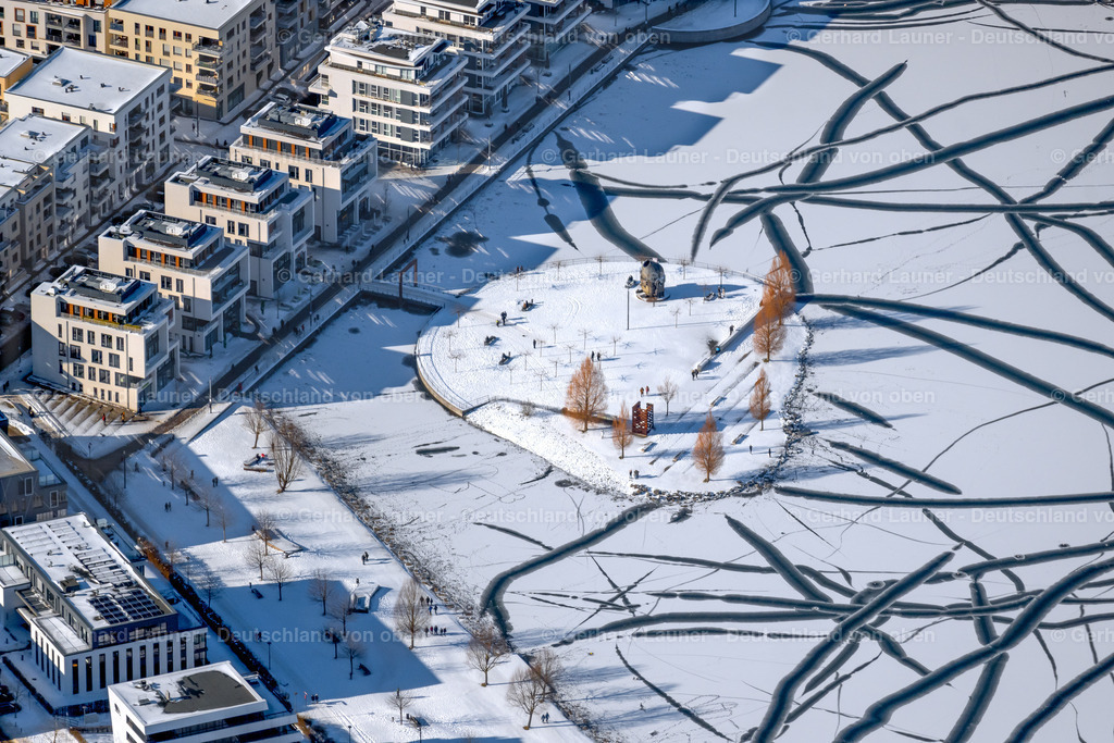 4043785 | DORTMUND 13.02.2021 Winterlich schneebedeckte Spuren auf der gefrorenen und mit Eis bedeckte Wasseroberfläche Phoenix See im Ortsteil Hörde in Dortmund im Ruhrgebiet im Bundesland Nordrhein-Westfalen, Deutschland. Weiterführende Informationen bei: DSW21 Dortmunder Stadtwerke AG. // Wintry snowy traces on the frozen and ice-covered water surface PhoenixSee in the district Hoerde in Dortmund at Ruhrgebiet in the state North Rhine-Westphalia, Germany. Further information at: DSW21 Dortmunder Stadtwerke AG. Foto: Gerhard Launer