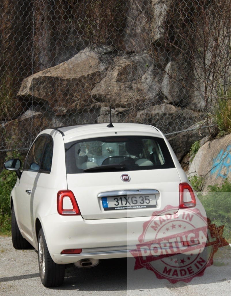 Fiat 500 car parked near rock face | White Fiat 500 car parked backing into a rock face protected by a wire mesh barrier - Realisiert mit Pictrs.com
