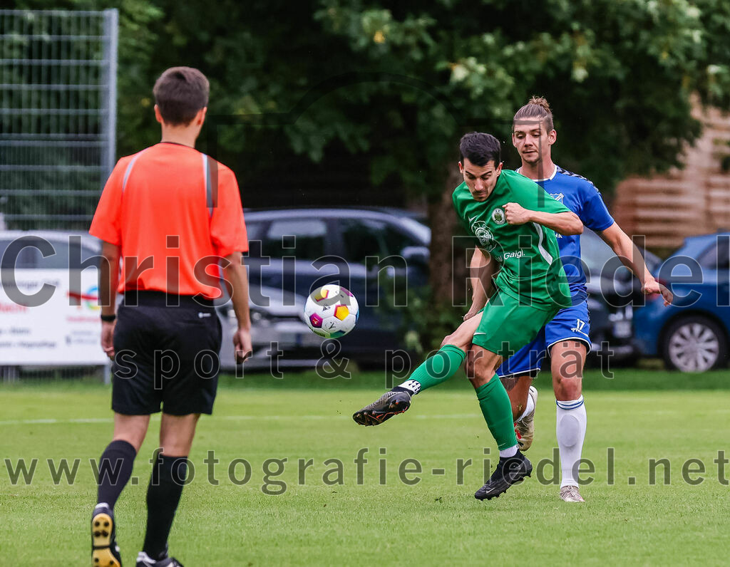 2023-08-04_042_FC_Forstern_gegen_FC_Langengeisling_II | Forstern, Deutschland, 04.08.2023:
Fußball, Kreisklasse 2023 / 2024, 1. Spieltag, FC Forstern gegen FC Langengeisling II, Endergebnis: 2:1

Schiedsrichter Paul Görner, Dominic Fumelli (FC Forstern, #13), Maximilian Birnbeck (FC Langengeisling, #17)

Foto: Christian Riedel / fotografie-riedel.net