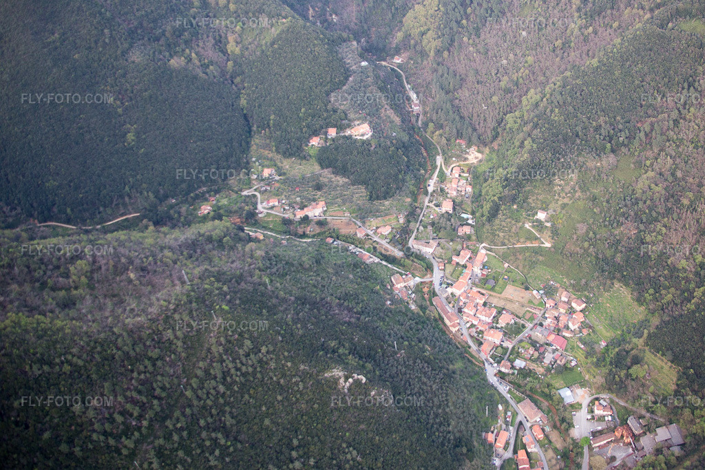 Aerial view: View of the town in Valdicastello in the state Tuscany, Italy. – Photo: IMG_087029.jpg taken on 04/03/2016 by Werner Riehm/FLY-FOTO.com – Resolution of the original: 4667 x 3111 px