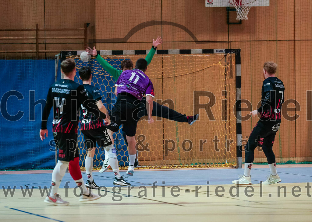 2023-11-26_067_SpVgg_Altenerding_gegen_TSV_1861_Mainburg | Erding, Deutschland, 26.11.2023:
Handball, Bezirksoberliga Männer 2023 / 2024, 9. Spieltag, SpVgg Altenerding gegen TSV 1861 Mainburg, Endergebnis: 34:20

Marius May (TSV 1861 Mainburg, #14), Christian Loris (SpVgg Altenerding, #11), Christoph Würfl (TSV 1861 Mainburg, #7)

Foto: Christian Riedel / fotografie-riedel.net