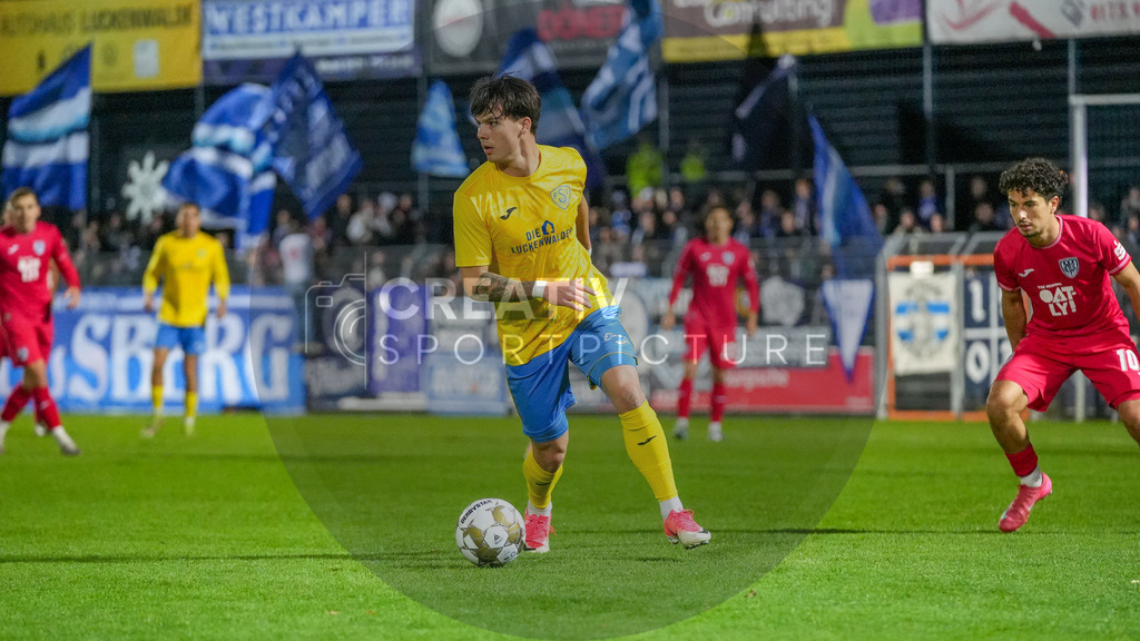 Fußball, Herren, Saison 2025/2026, Regionalliga Nordost, 13. Spieltag, FSV 63 Luckenwalde vs. SV Babelsberg 03, Freitag 24.10.2025, Werner-Seelenbinder-Stadion Luckenwalde, | Fußball, Herren, Saison 2025/2026, Regionalliga Nordost, 13. Spieltag, FSV 63 Luckenwalde vs. SV Babelsberg 03, Freitag 24.10.2025, Werner-Seelenbinder-Stadion Luckenwalde, Im Bild: Matthew Meier (Luckenwalde) - Realisiert mit Pictrs.com