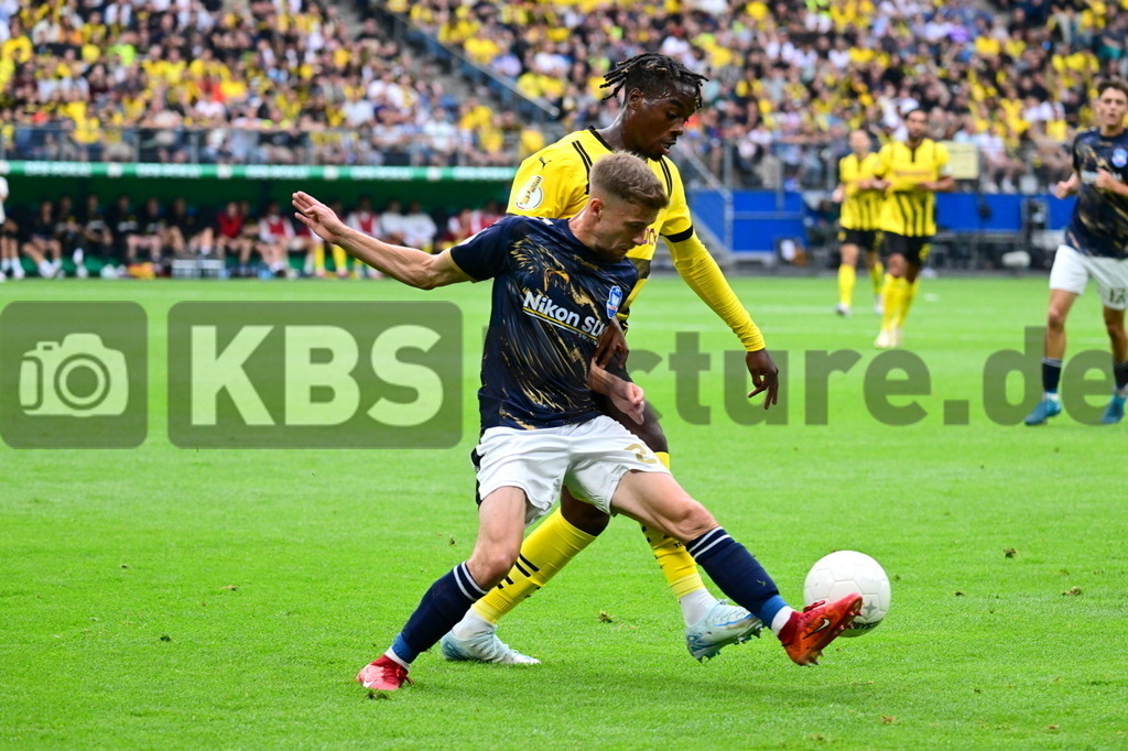 KBS Picture_PhoenixLuebeck-BorDortmund_042 | v.v. Bock Corvin (Phoenix Luebeck) , Bynoe-Gittens Jamie (Borussia Dortmund) ,Sportplatz :  Volksparkstadion, - Realisiert mit Pictrs.com