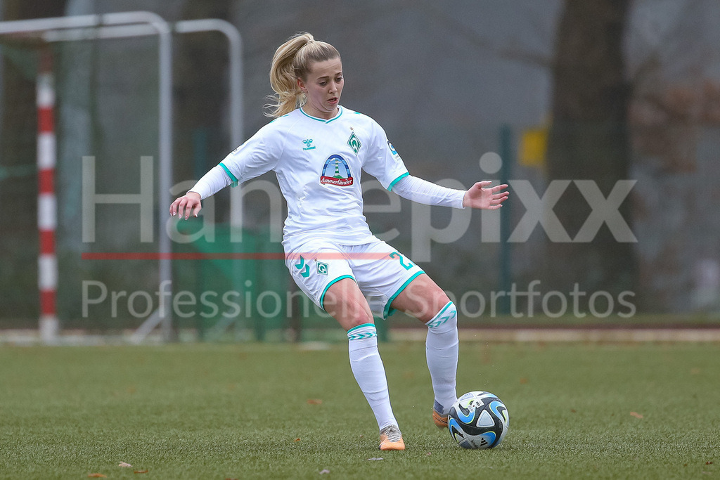 Fussball, Testspiel Frauen, SV Werder Bremen - FC Twente Enschede | v.li.: Nina Lührßen (SV Werder Bremen, 27) am Ball, Freisteller, Einzelbild, Ganzkörper, Aktion, Action, Spielszene
