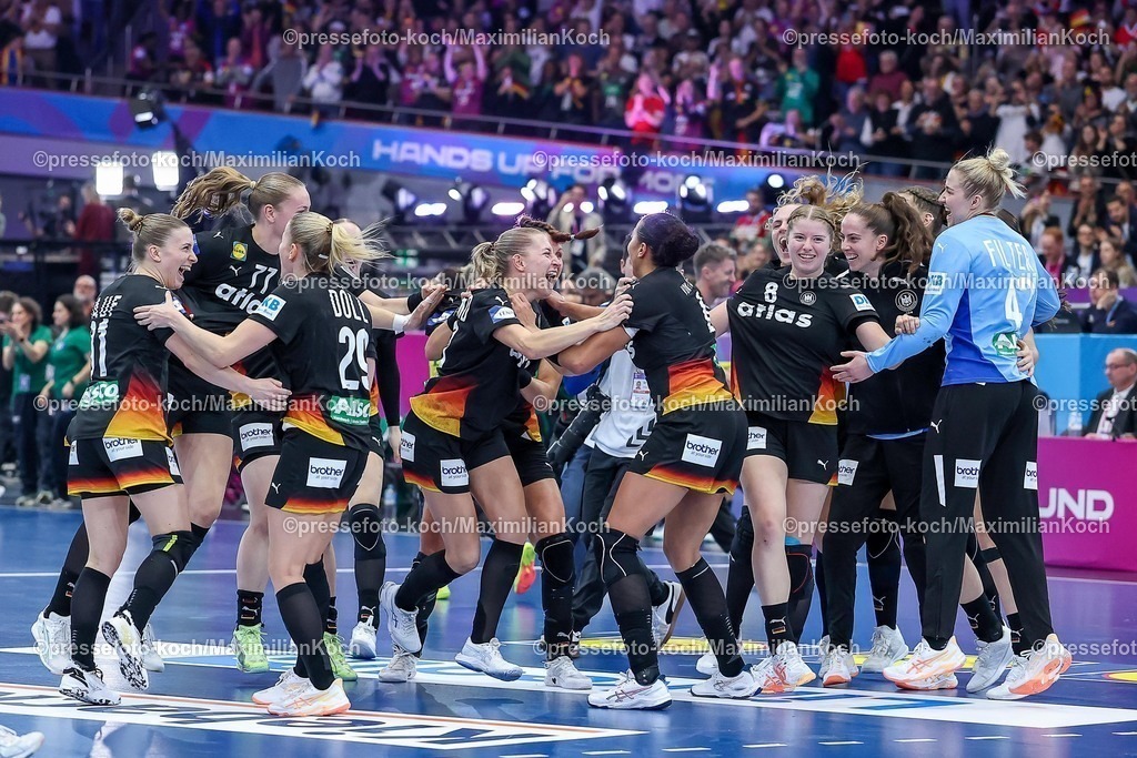 IHF09122502113 | 09.12.2025, Handball WM Frauen, Viertelfinale, Deutschland - Brasilien, 27th IHF Women's Handball World Championship, Westfalenhalle Dortmund: Freude nach dem Sieg und dem EInzug ins Halbfinale. Die Mannschaft feiert den Sieg unter Freudentränen zusammen auf dem Spielfeld und liegt sich glücklich in den Armen. Mannschaftskreis tanzend