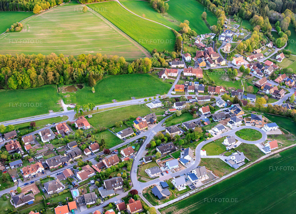 Luftbild: Gustav-Schug-Ring im Ortsteil Dorgendorf in Baunach im Bundesland Bayern in Deutschland.Foto: IMG_155499.jpg vom 02.05.2026 durch Werner Riehm/FLY-FOTO.deAuflösung des Originals: 5466 x 3955 px