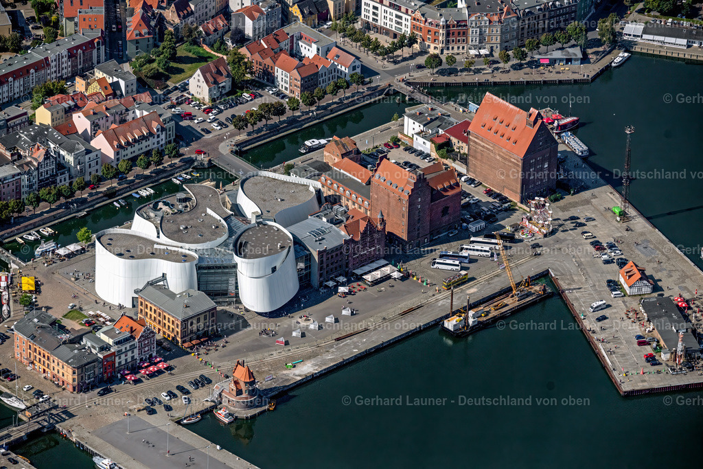 4061666 | STRALSUND 08.09.2021 Hafeninsel mit dem Ozeaneum Meereskunde- Museum der OZEANEUM Stralsund GmbH an der Hafenstraße in der Hansestadt Stralsund in Mecklenburg - Vorpommern. Weiterführende Informationen bei: Behnisch Architekten GmbH,  Hansestadt Stralsund,  OZEANEUM Stralsund GmbH,  Schweitzer GmbH - Beratende Ingenieure,  Stadtmarketings Stralsund e.V.. // Harbor island by Ozeaneum Oceanographic Museum in Stralsund in Mecklenburg - Western Pomerania. Further information at: Behnisch Architekten GmbH,  Hansestadt Stralsund,  OZEANEUM Stralsund GmbH,  Schweitzer GmbH - Beratende Ingenieure,  Stadtmarketings Stralsund e.V.. Foto: Gerhard Launer