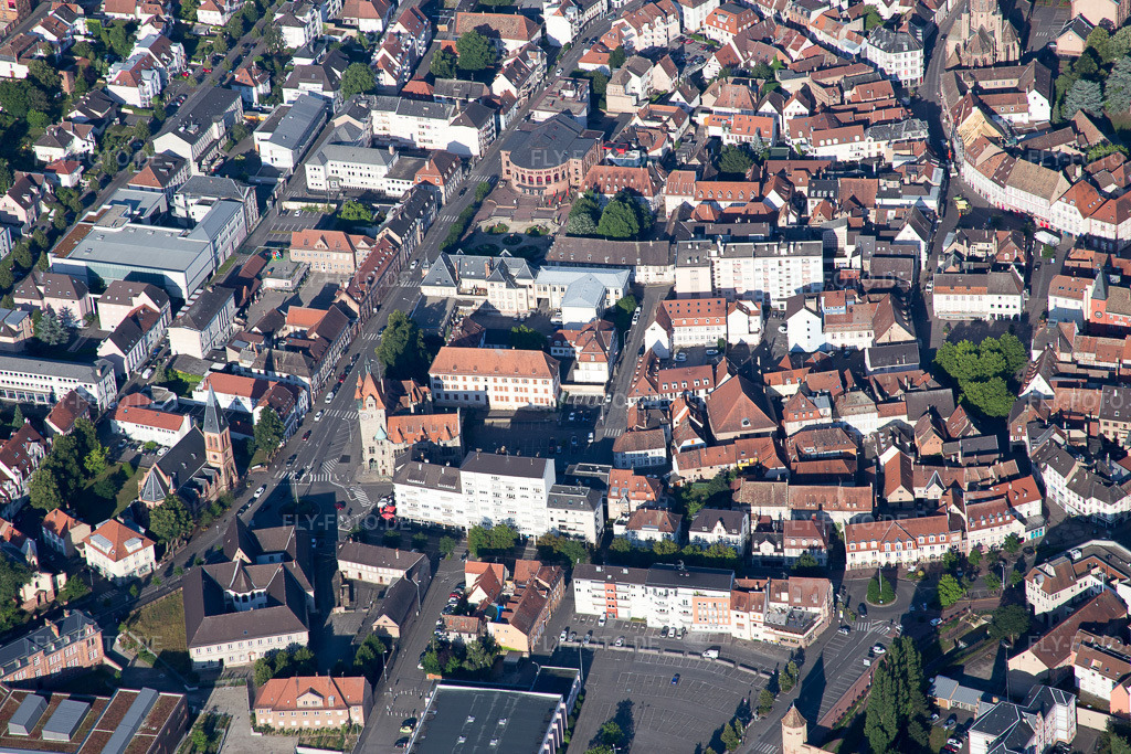 Luftbild: Museums- Gebäude- Ensemble Musée Place Dr Albert Schweitzer in Haguenau in Hagenau im Bundesland Bas-Rhin in Frankreich. – Foto: IMG_082945.jpg vom 26.06.2015 durch Werner Riehm/FLY-FOTO.de – Auflösung des Originals: 5472 x 3648 px