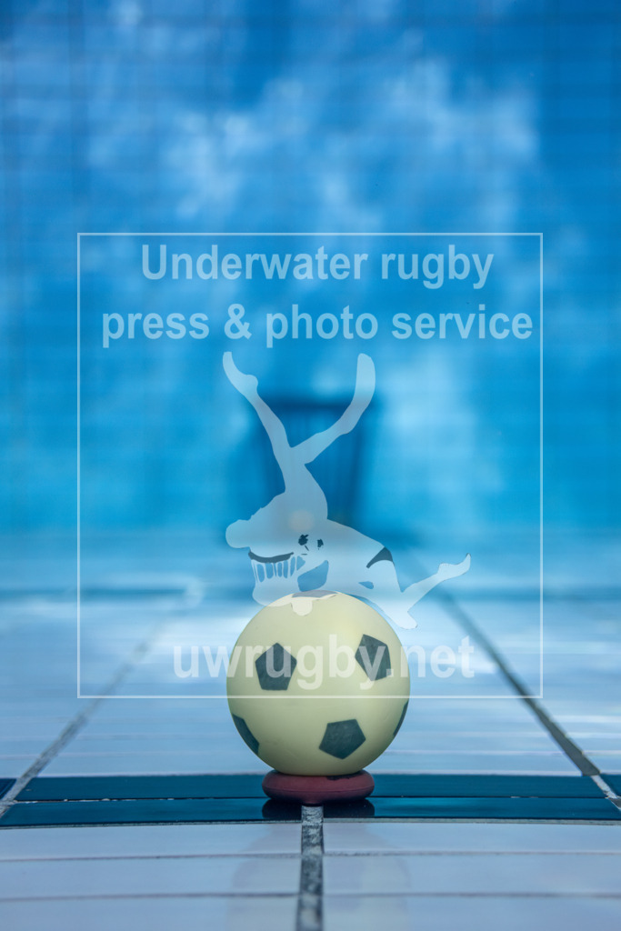 24. - 26.11.2023: Unterwasser-Rugby Champions Cup 2023  | Der Unterwasser-Rugby Spielball in der Spielfeldmitte auf dem Boden des Schwimmbeckens. Im Hintergrund eines der beiden Unterwasser-Rugby Tore. - Realisiert mit Pictrs.com