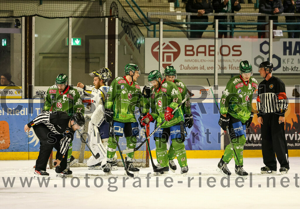 2023-12-26_080_TSV_Erding_gegen_ERV_Schweinfurt | Erding, Deutschland, 26.12.2023:
Eishockey, Bayernliga Vorrunde 2023 / 2024, 20. Spieltag, TSV Erding gegen ERV Schweinfurt, Endergebnis: 9:3

Michael Franz (Erding Gladiators, #13), Petr Pohl (Erding Gladiators, #61), Thomas Plihal (Erding Gladiators, #39), Elia Ostwald (Erding Gladiators, #17)

Foto: Christian Riedel / fotografie-riedel.net