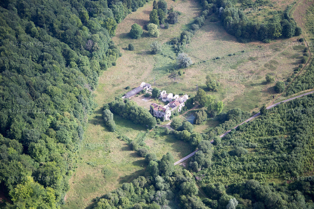 Aerial view: Abbay de L'Etanche in Lamorville in the state Meuse, France. – Photo: IMG_083322.jpg taken on 07/12/2015 by Werner Riehm/FLY-FOTO.com – Resolution of the original: 5472 x 3648 px