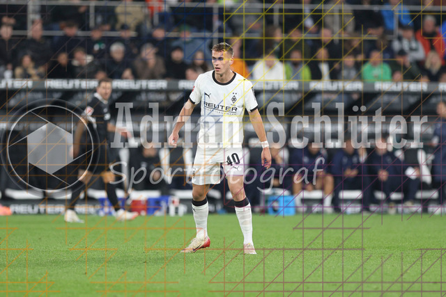 Borussia Mönchengladbach vs SC Freiburg - Bundesliga  | Mönchengladbach, Deutschland, 05.10.25:   Jan Urbich (Borussia Mönchengladbach) schaut waehrend des Spiels der Bundesliga zwischen Borussia Mönchengladbach vs SC Freiburg im Stadion im Borussia Park(Foto von Brauer-Fotoagentur / Adrian Schlueter)