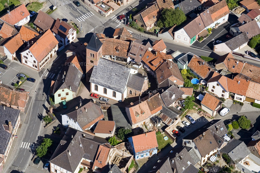 Aerial view: Lutheran Protestant church in the village center in Dossenheim-sur-Zinsel in the state Bas-Rhin, France. – Photo: IMG_10883.jpg taken on 05/12/2008 by Werner Riehm/FLY-FOTO.com – Resolution of the original: 3209 x 2139 px