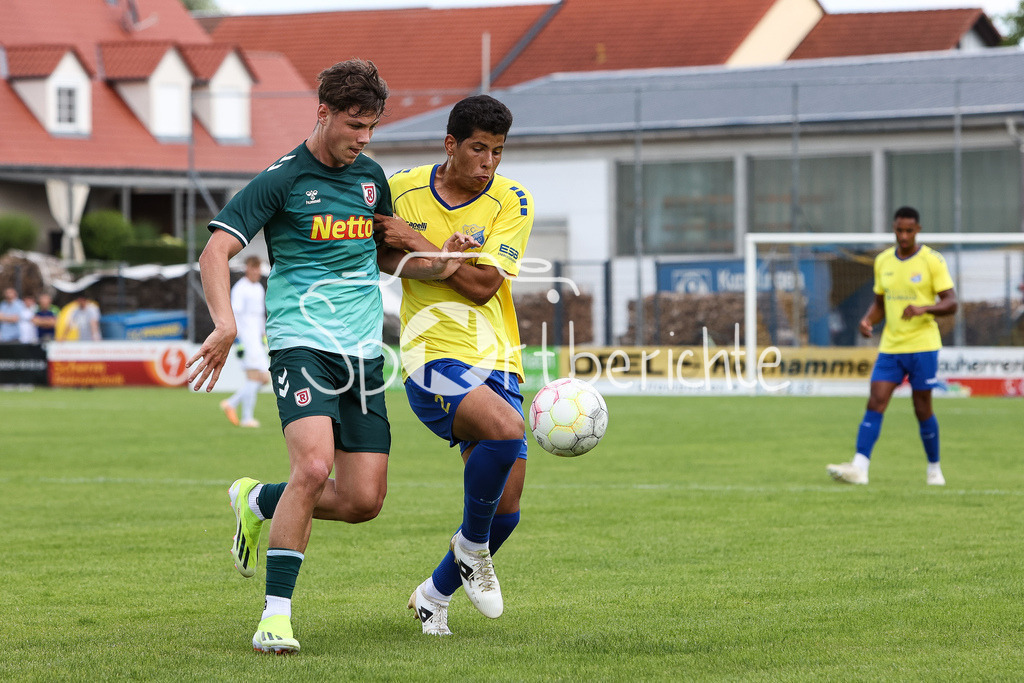 FC Pipinsried - SSV Jahn Regensburg II | Jakob SEIBOLD (SSV) / Pablo RODRIGUEZ BENITZEZ (FCP)