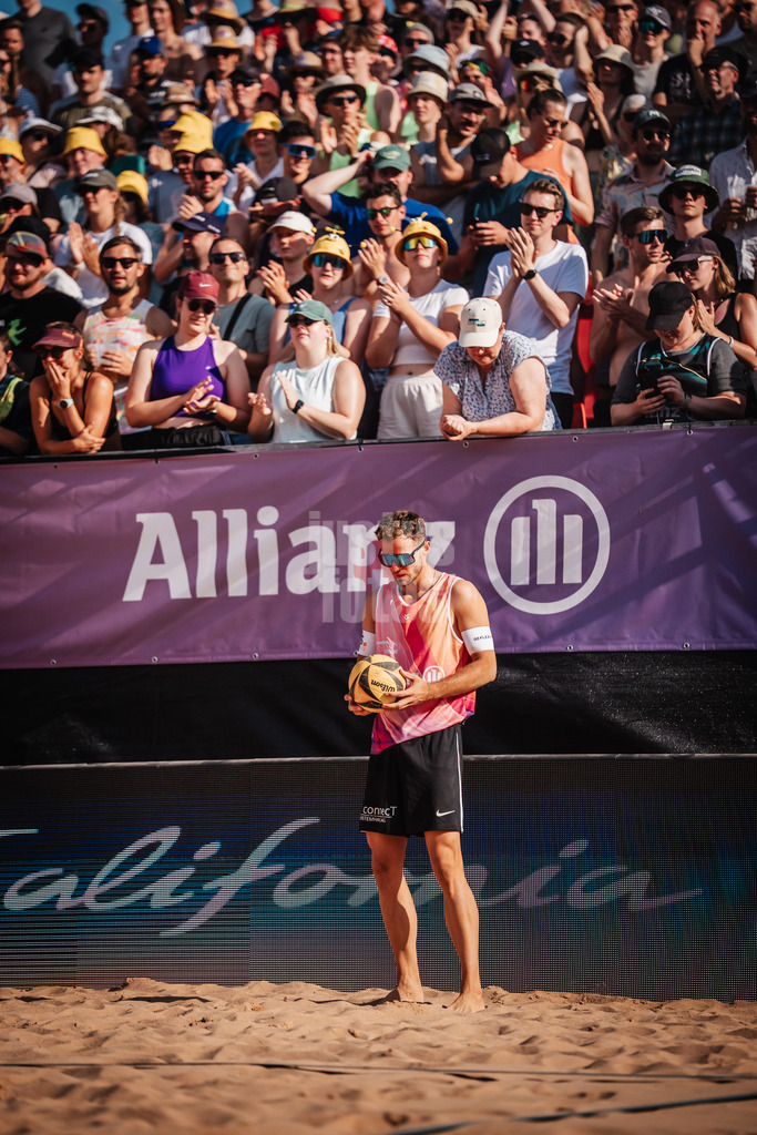 Beachvolleyball | Männer | Allianz German Beach Tour 2025 | Tourstop München | 13.07.2025 | Jonas Sagstetter beim Aufschlag