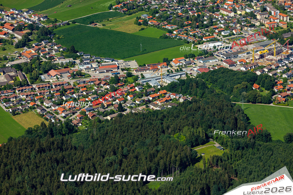 Aktuelles Luftbild von Traunstorf Traunstein - Die Luftaufnahme wurde 2022 mittels UL-Flugzeug erstellt ( keine Drohne ) - hochauflösende Kamera-Systeme von  Canon -Beste Qualität - Für grossformatige Ausdrucke geeignet. Die Geschenkidee !
