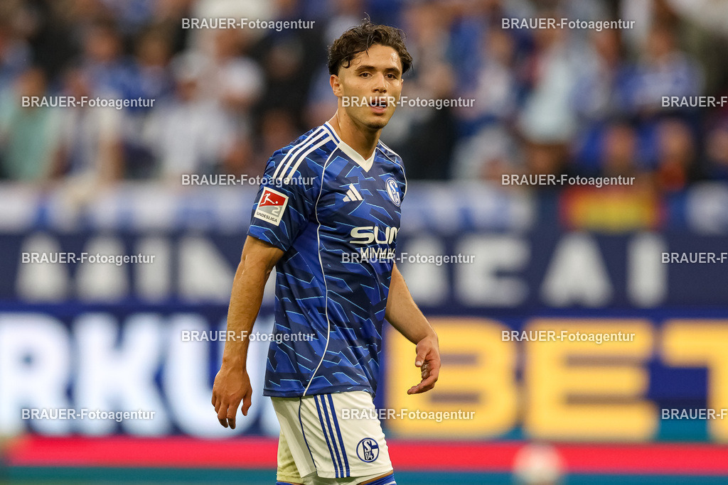 1_S04BER_20250801_1464.JPG -  - FC Schalke 04 - Hertha BSC Berlin - 2. Bundesliga | Gelsenkirchen, Deutschland, 01.08.25: Soufiane El-Faouzi (FC Schalke 04) schaut waehrend des Spiels der 2. Bundesliga zwischen FC Schalke 04 - Hertha BSC Berlin in der Veltins-Arena am 01. August 2025 in Gelsenkirchen, Deutschland. (Foto von Stefan Brauer/Brauer-Fotoagentur)DFB/DFL REGULATIONS PROHIBIT ANY USE OF PHOTOGRAPHS AS IMAGE SEQUENCES AND/OR QUASI-VIDEO.