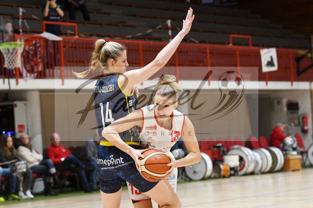 20200209_PAOEBS_0012 | Basketball, Frauen: Harriet Ottewill-Soulsby (Eintracht Braunschweig) und Michelle Mueller (Panthers Academy Osnabrueck) im Zweikampf waehrend des Spiels der 2. DBBL zwischen Panthers Academy Osnabrueck und Eintracht Braunschweig im datos – home of the panthers am 09.02.2020 in Osnabrueck, Deutschland. - Realisiert mit Pictrs.com