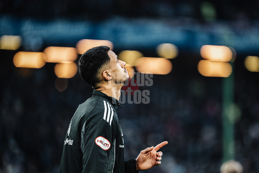 Fußball | Männer | Saison 2025/2026 | 1. Fußball-Bundesliga | 12. Spieltag | Hamburger SV vs. VfB Stuttgart | 30.11.2025 | Robert Glatzel (#9, HSV) mit einem Gebet beim Einlauf in die Arena