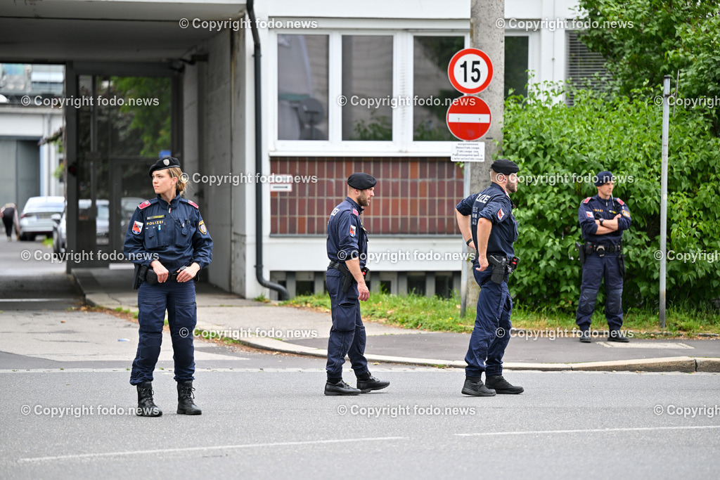 Polizeieinsatz Linz Nietzschestrasse nach Bombendrohung im Polizeigebaeude_ 22.05.2024-5 | 22.05.2024, AUT, Polizeieinsatz Linz Nietzschestrasse nach Bombendrohung im Polizeigebaeude, im Bild Polizei, Einsatz, Beamte, Fahrzeuge, Absperrung