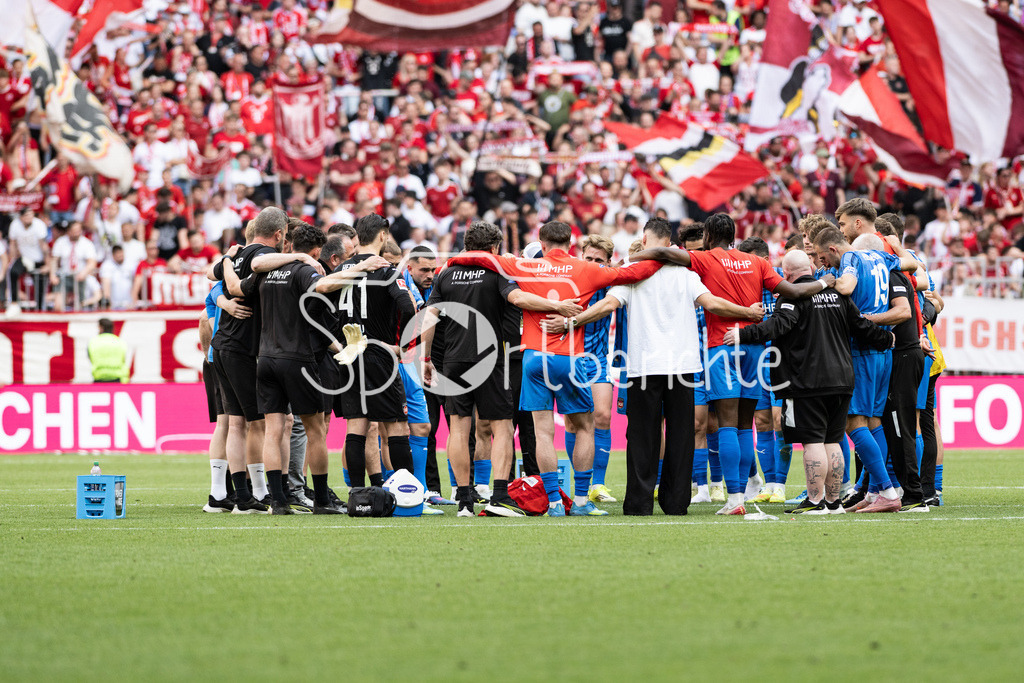 FC Bayern München - 1. FC Heidenheim | MUNICH, GERMANY - 02. MAI: im Bild das Team der Gäste nach dem Bundesligamatch zwischen dem FC Bayern München und dem 1. FC Heidenheim am 32. Spieltag in der Allianz Arena / DFL REGULATIONS PROHIBIT ANY USE OF PHOTOGRAPHS AS IMAGE SEQUENCES AND/OR QUASI-VIDEO