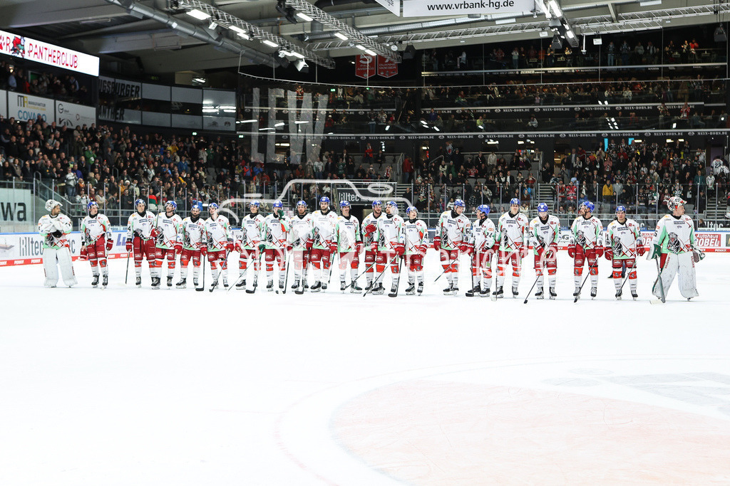 Augsburger Panther - Nürnberg ICE Tigers | Die Hausherren feiern zusammen mit den Fans den 6-2 Heimsieg im DEL Retro Spiel gegen Nuernberg / Retro Derby